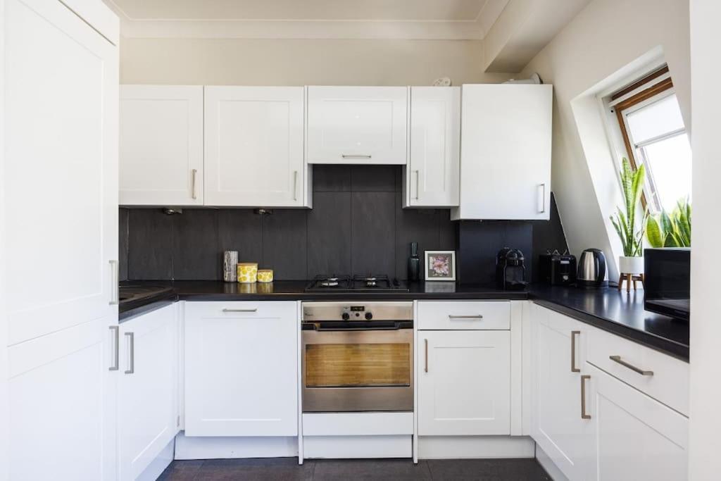 Spacious West - Great Location Apartment