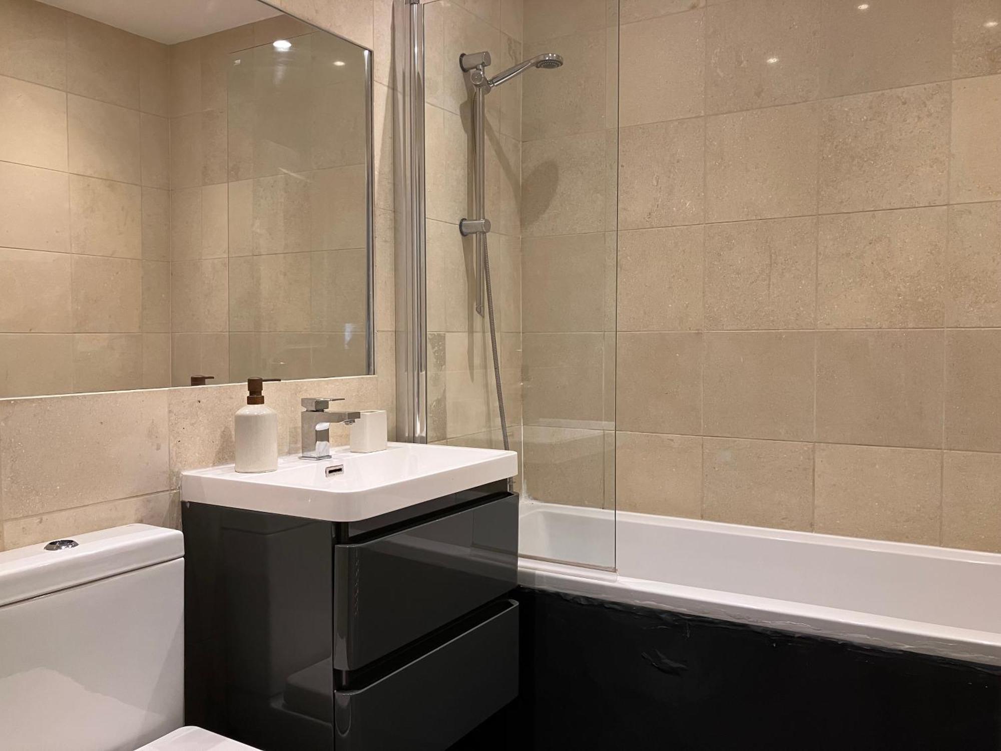 Apartment Spacious West - Great Location *