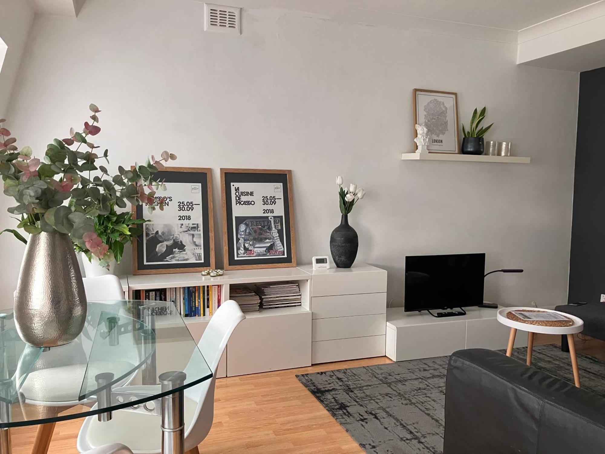 Spacious West - Great Location *