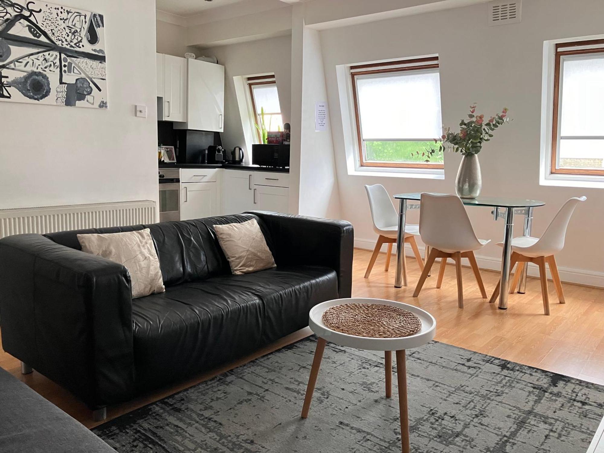 Apartment Spacious West - Great Location *